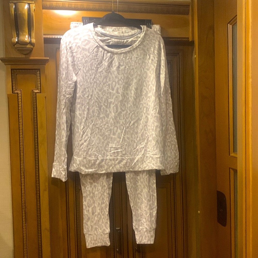 NEW iRELAX Brushed French Terry Raglan Pajamas in Beige/Grey/Cream Size Medium